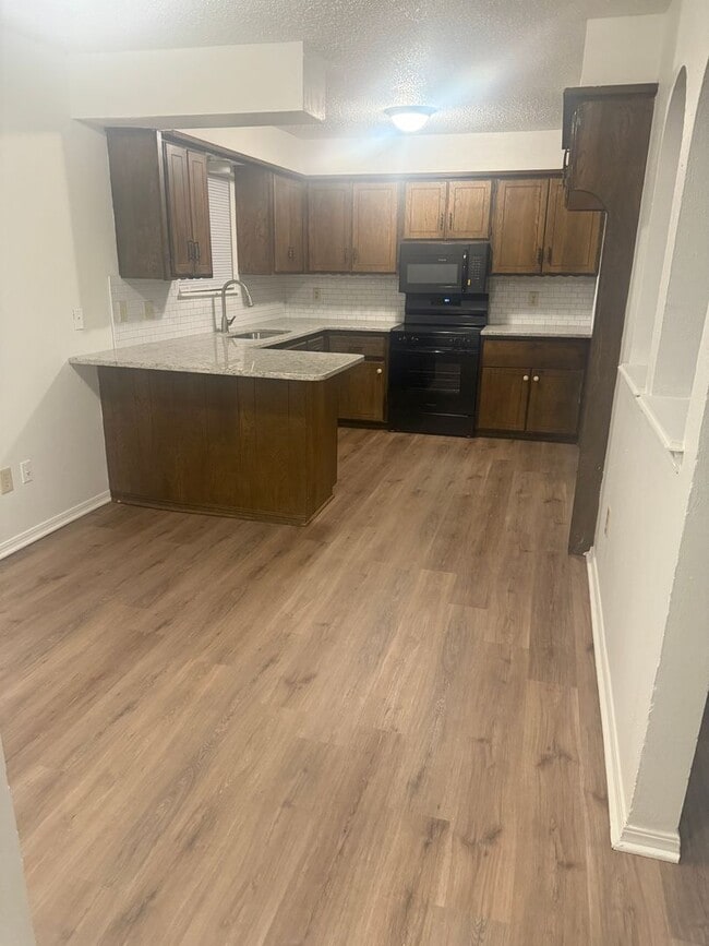 Photo - 735 Willow Run