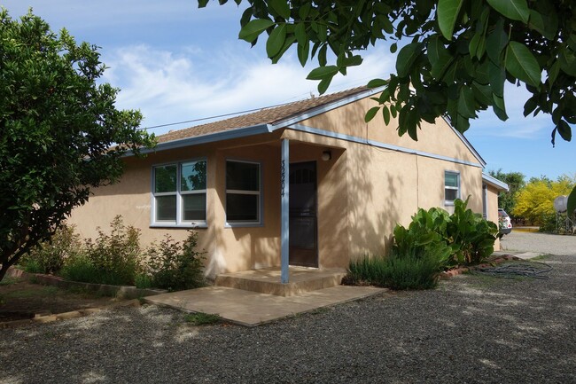 Building Photo - Cute Country Living!