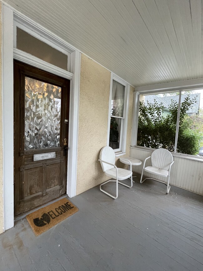 Entry way/ enclosed porch - 215 Walter St NE House