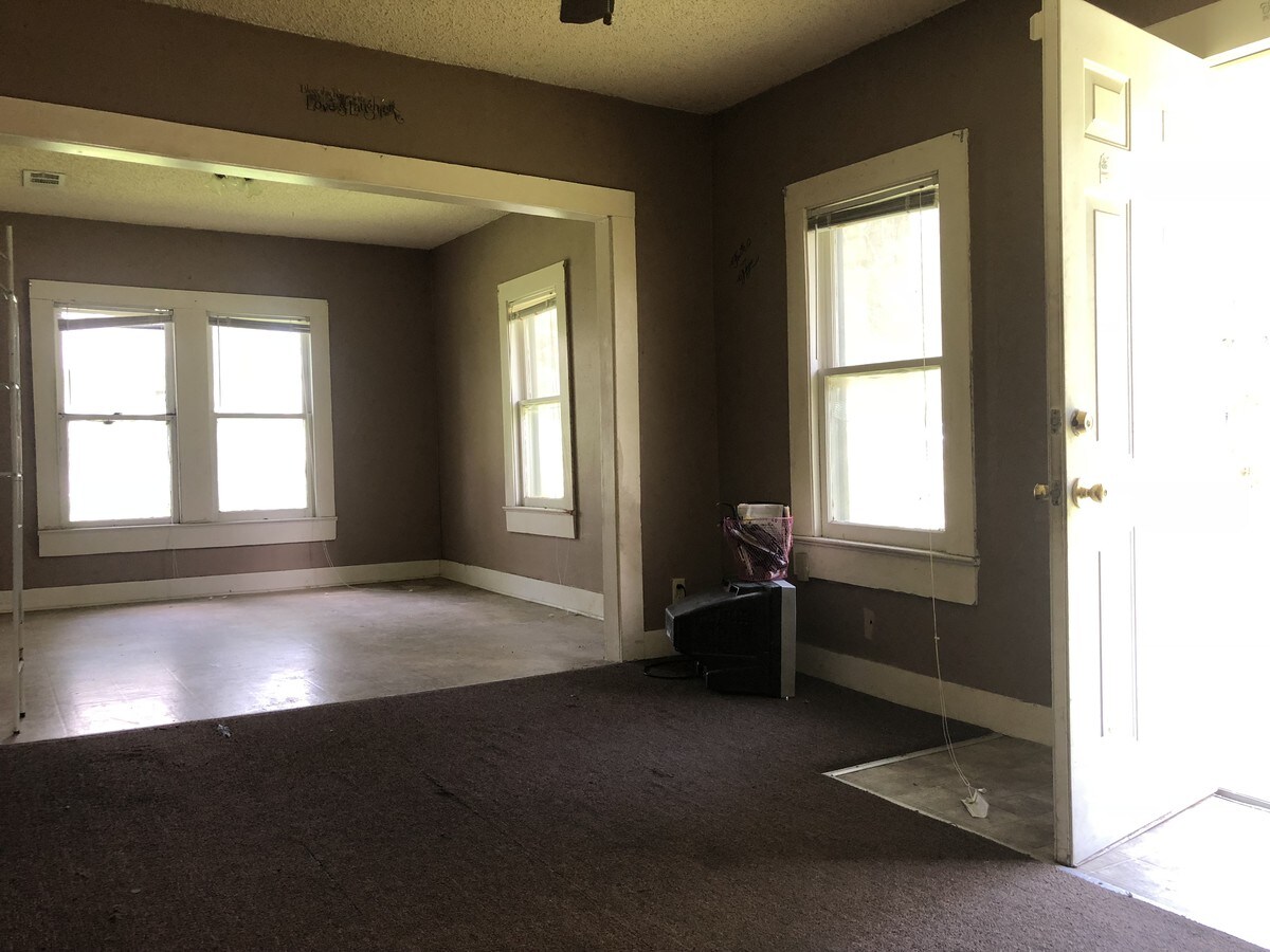 LIVING ROOM/DINING ROOM - 118 Bancroft Blvd