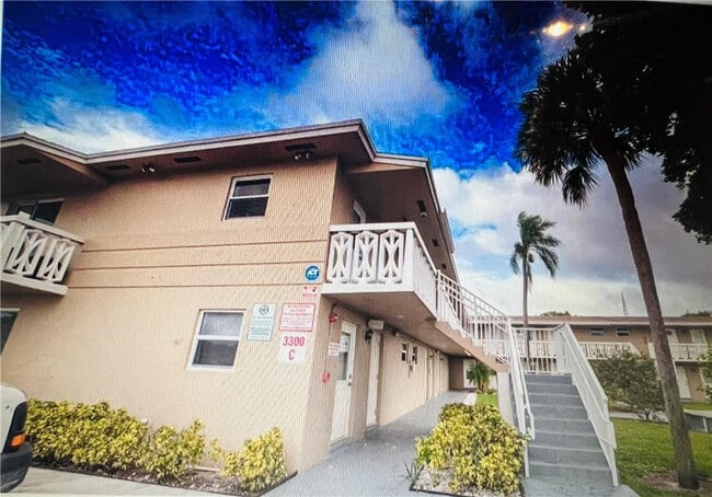 Building Photo - 3300 NE 10th Terrace Unit 42