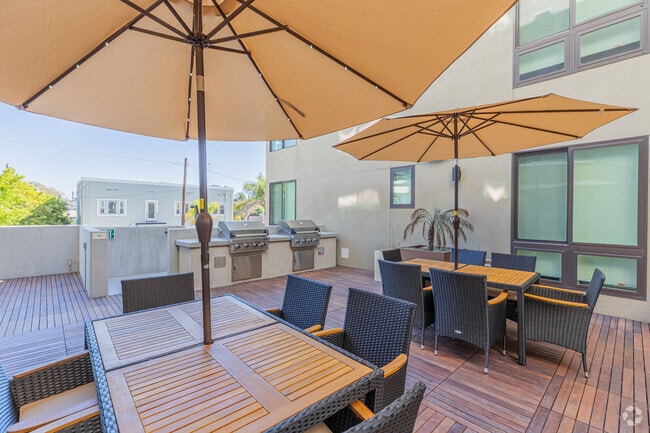 Courtyard with 2 BBQs