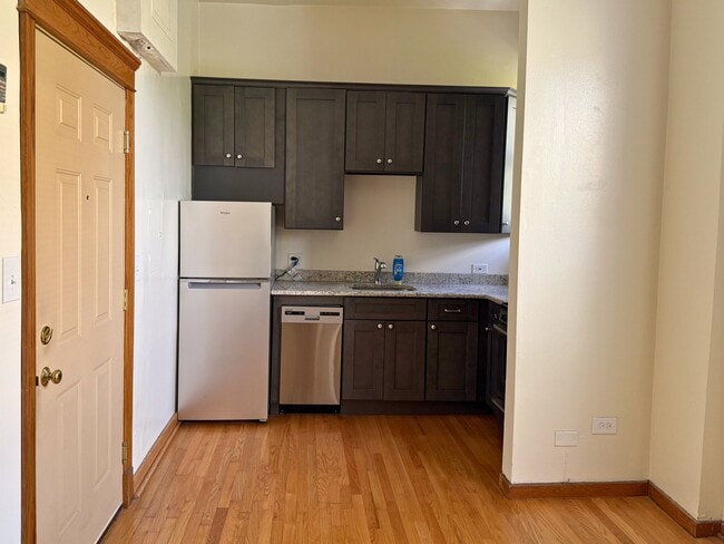 Photo - 611 W Briar Pl Unidad 102