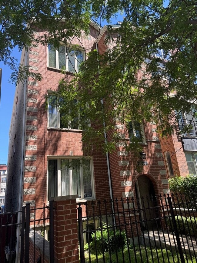 Building Photo - 1444 W Walton St Unit 3