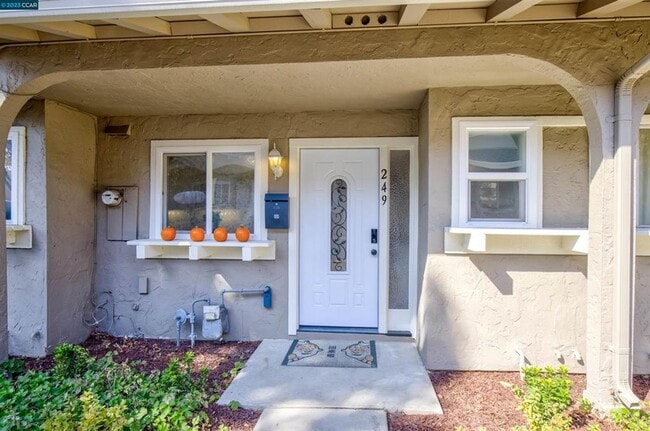 Building Photo - Fabulous townhome style condo in an upscal...