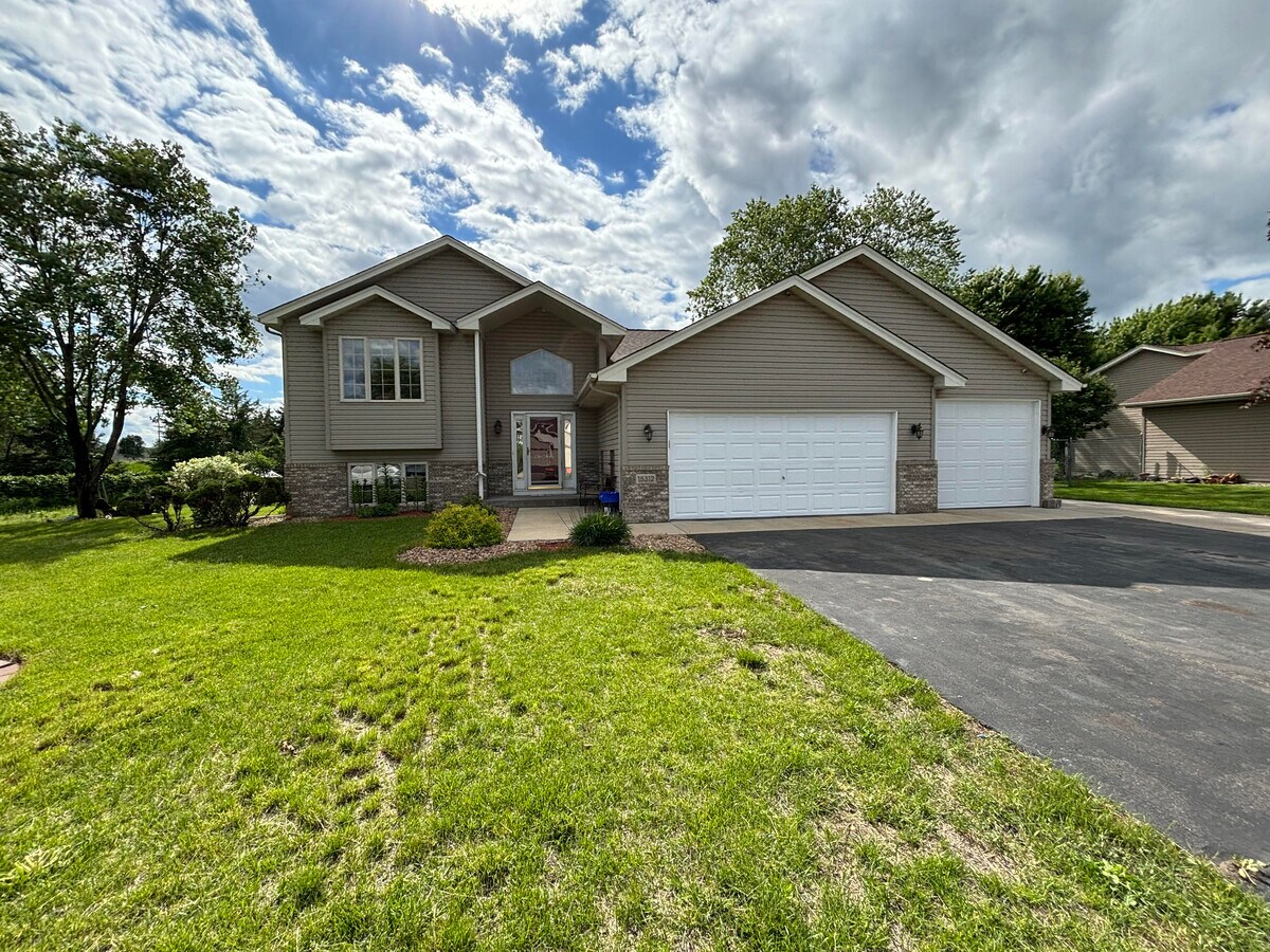 Photo - 15312 Linnet St NW