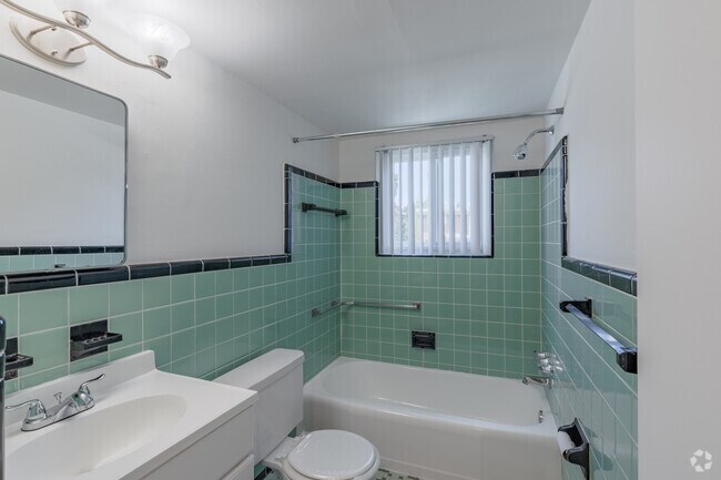 1BR, 1BA - 800SF - Bathroom