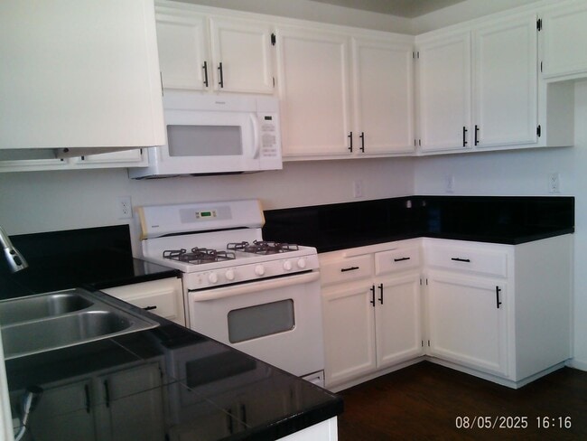 Photo - OILDALE CUTIE !!! SPECIAL $2547.500 MOVES ...