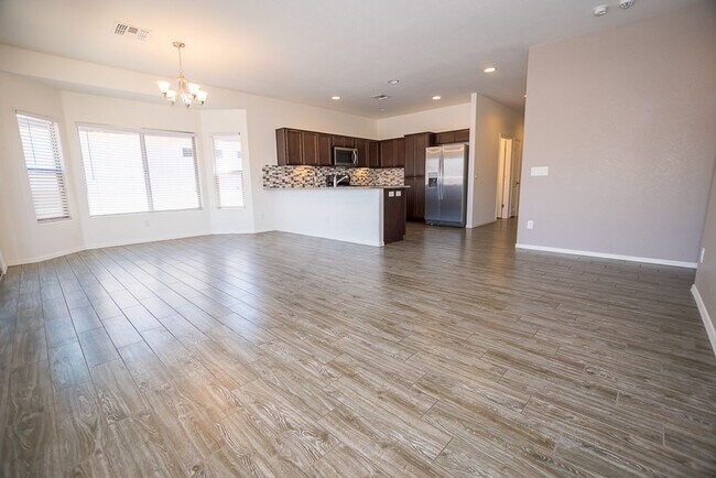 Photo - Great Open Floor Plan 3 Bedroom, 2 Bath, Central A/C in Holiday Subdivision!