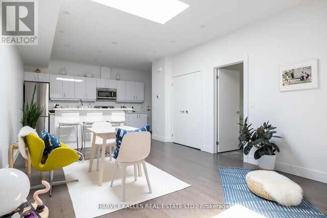 Photo - 2076 Dundas St W