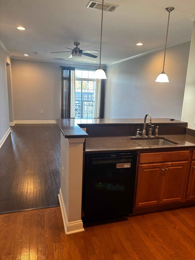 Building Photo - 300 W Elm St Unit 2319