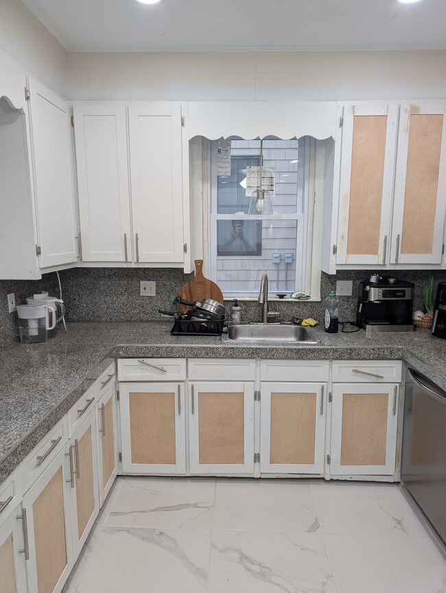 Building Photo - 74 Sharon St