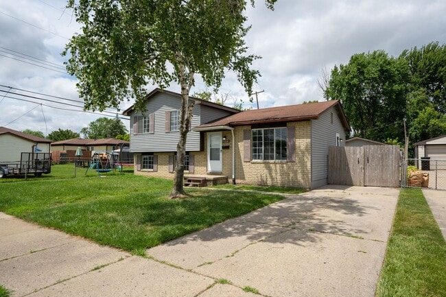 Photo - 15841 Dort St