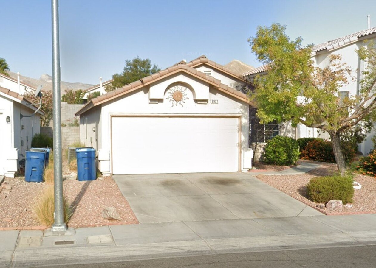 Cozy 3 Bedroom Single Story Home with a Den - Cozy 3 Bedroom Single Story Home with a Den