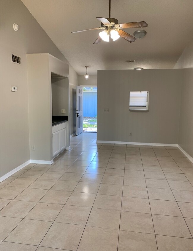 Building Photo - Spacious 2 Bed/2 Bath Single Story Townhom... Rental