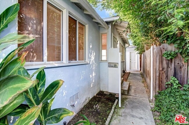Photo - 1057 17th St Unidad rear