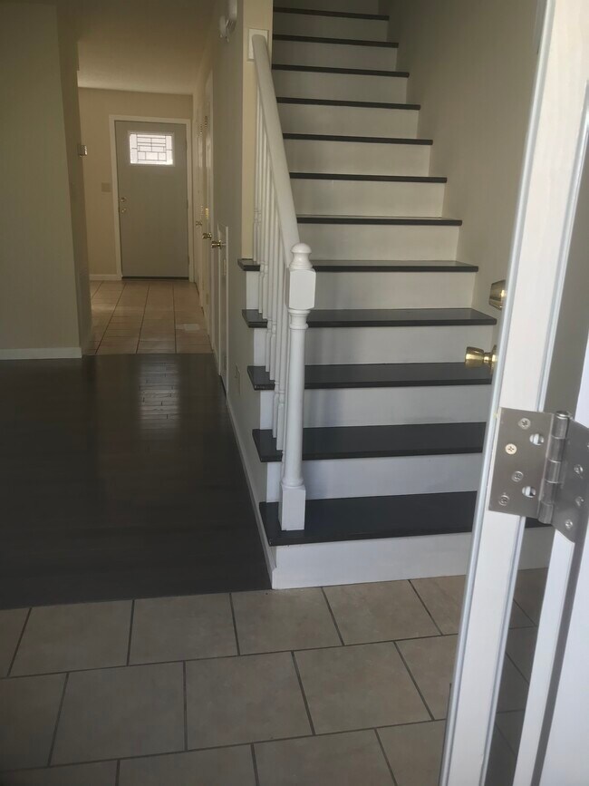 102 E Unaka Ave