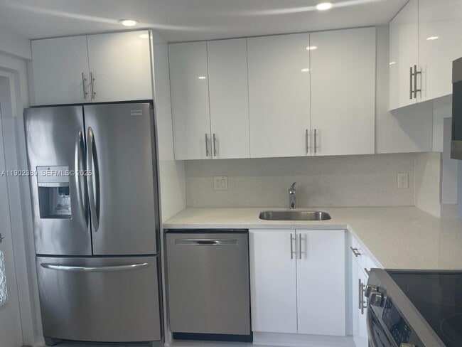 Photo - 3181 S Ocean Dr Unidad 306