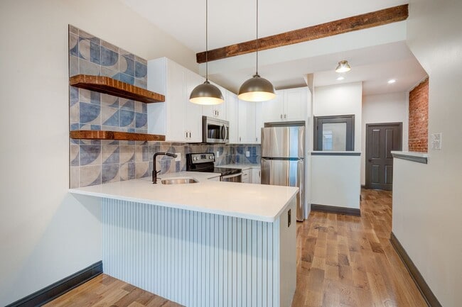 Building Photo - 3007 W Fletcher St Unit 3007 W Fletcher Str