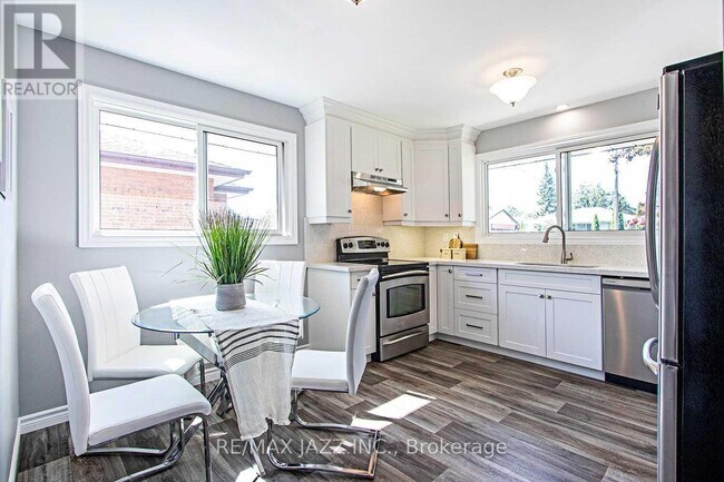 Photo - 325 Poplar St