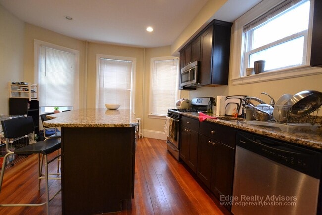 Photo - 74 Leicester St