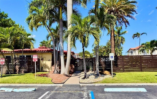 Building Photo - 2625 NE 13th Ct Unit 7