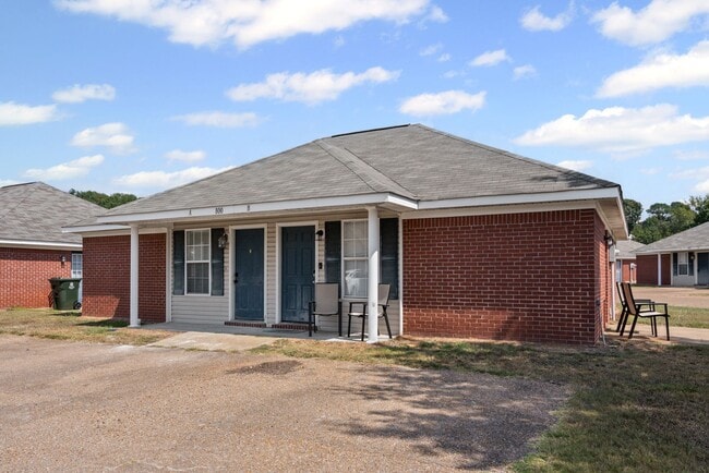 Building Photo - Tundra Real Estate Unit 800 A Clearbrook Drive
