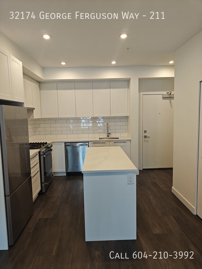 Building Photo - Modern One Bedroom Condo Unit 211