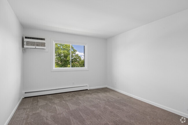 2BR, 1.5BA - 915SF - Primary Bedroom