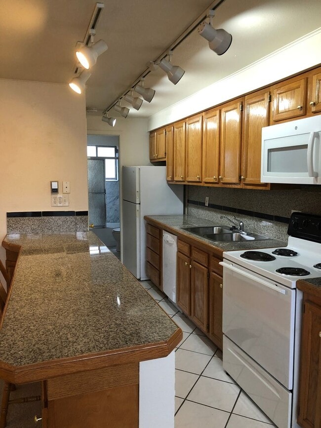 Photo - RENT SPECIAL! 1 BD on the TOP FLOOR. Cats ... Unit 680-305
