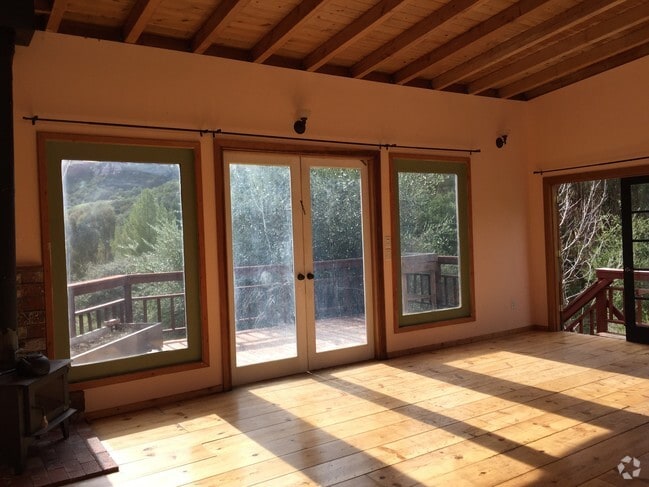 Living - 23273 Red Rock Rd Rental