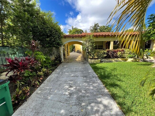 Photo - 1018 W 47th St Unit 1