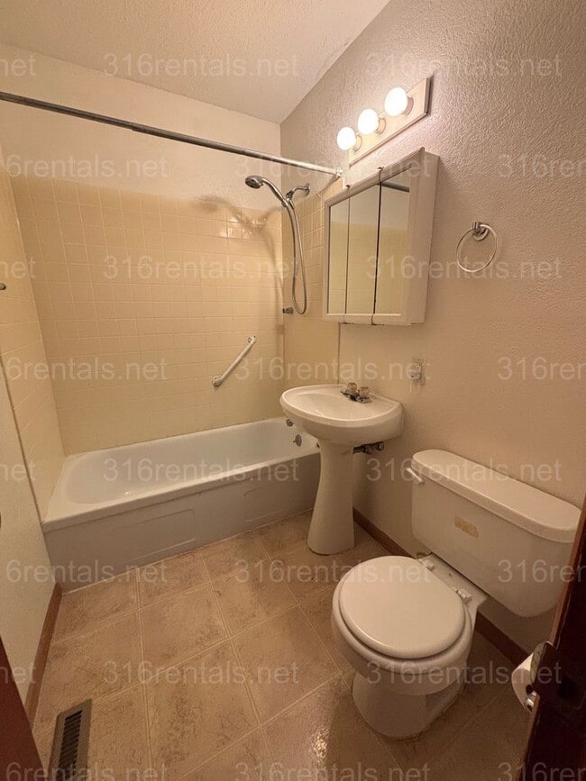Building Photo - Two bedroom one bath duplex available now!