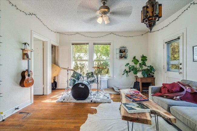 Building Photo - 1103 W 22nd St Unit B