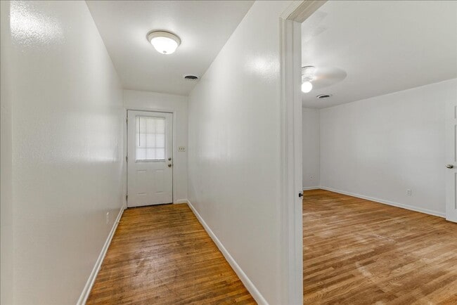 Photo - 109 S Chapel Dr