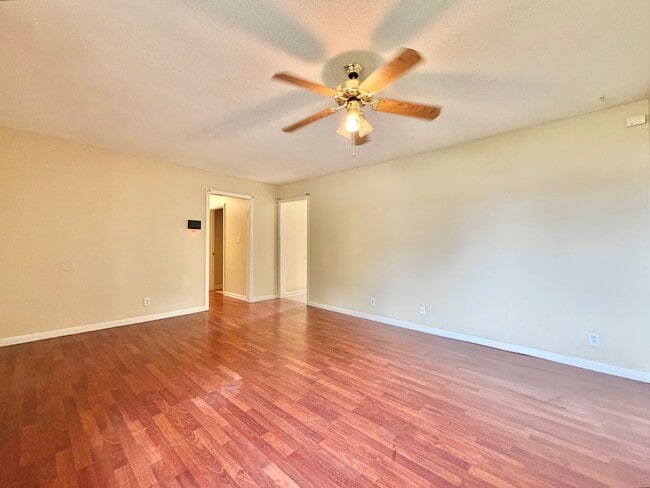 Photo - 634 Inver Ln