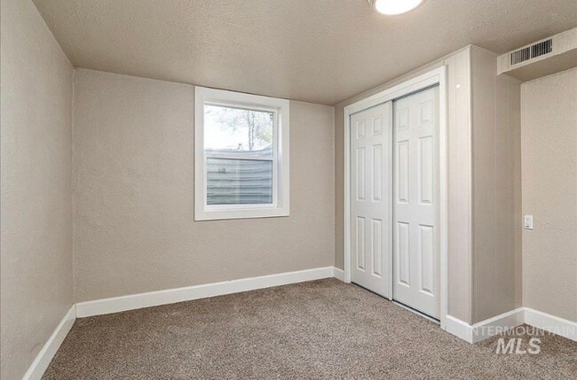Photo - 4 Bed 2 Bath in Boise!