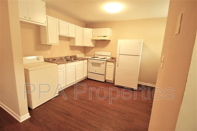 Photo - 2231 Summit St Apartment
