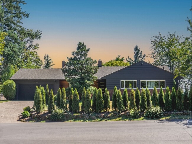 Building Photo - Stunning Mid-Century Home with Spectacular Southerly Views in Sought-After Terwilliger Heights!