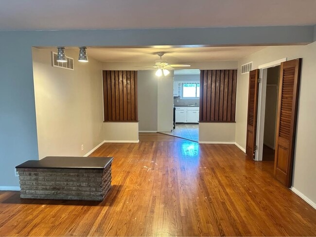 Building Photo - 646 Vine St Unit Apartment #3 - Upstairs Right Side