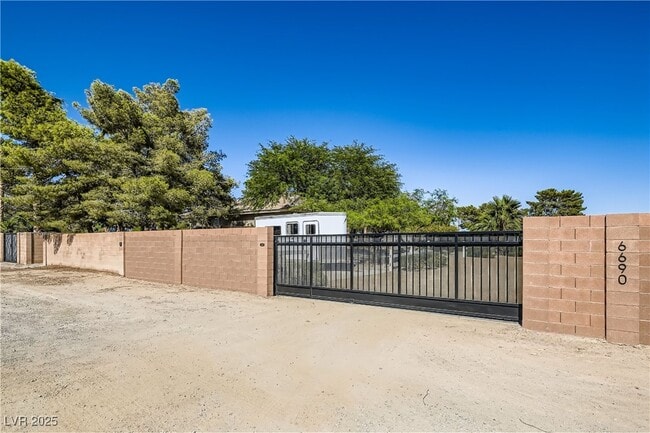 Building Photo - 6690 N Torrey Pines Dr Rental
