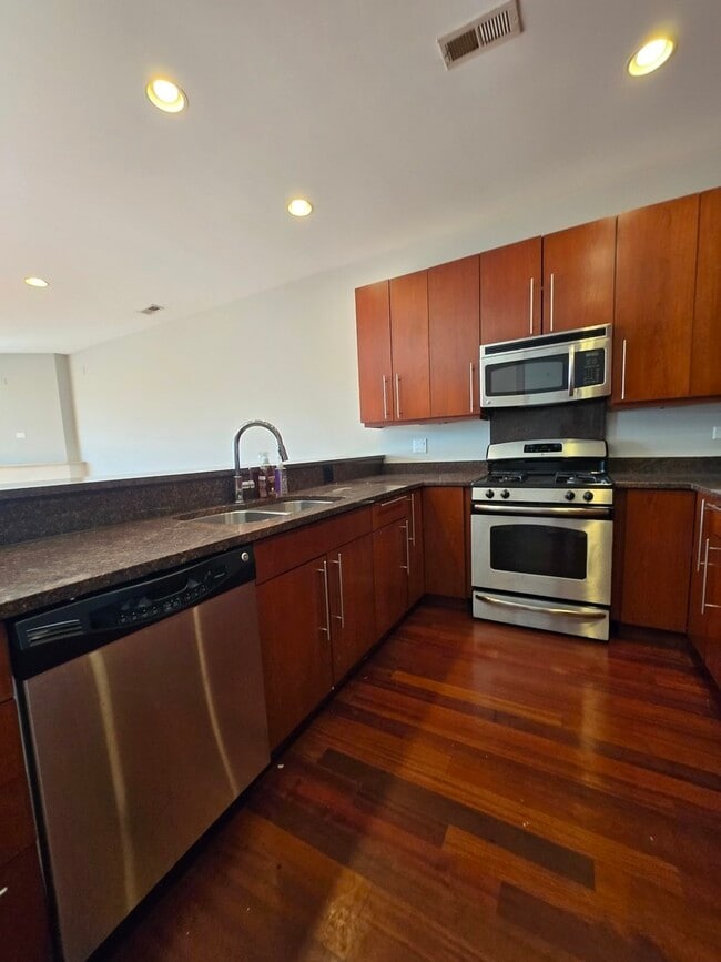 Photo - 2358 W School St