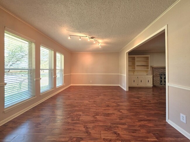 Photo - 1404 Woodbridge Dr