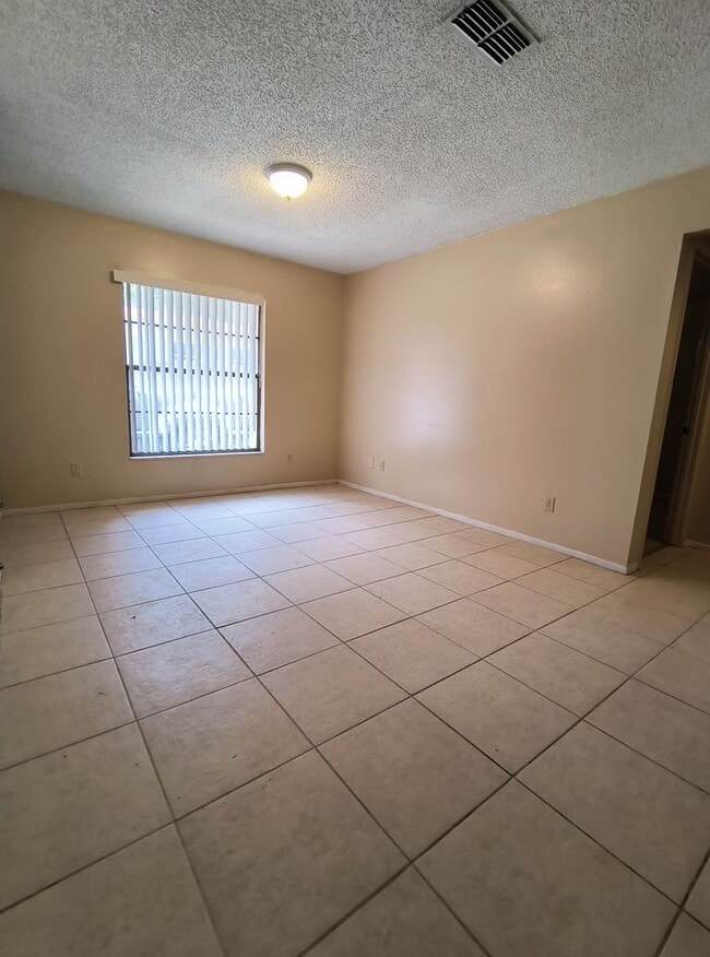 Photo - Spacious 3-Bedroom  2 Bathroom Apartment f...