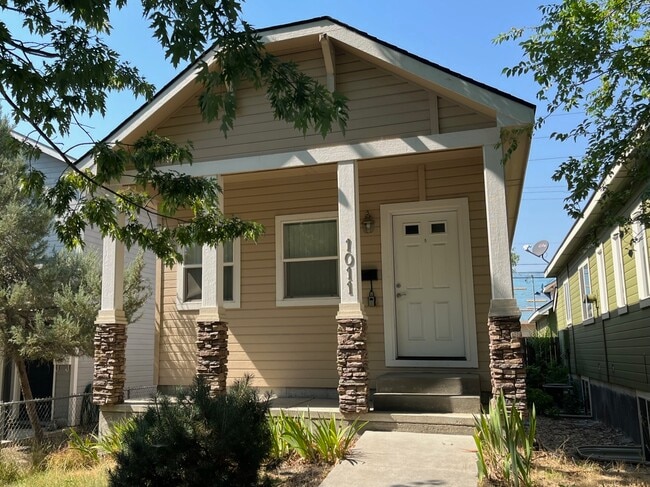 Building Photo - 1011 N 30th St N