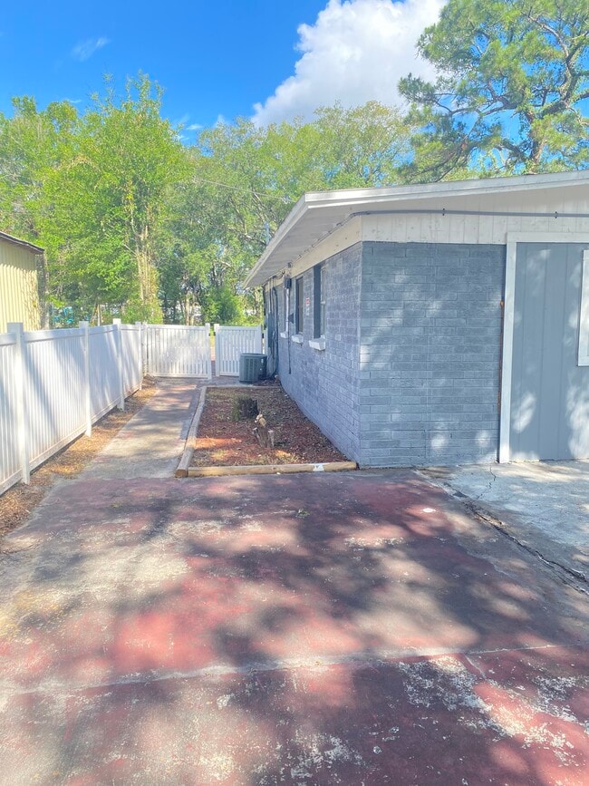 Photo - 2553 Martha St