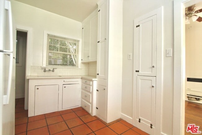 Photo - 4557 Lexington Ave