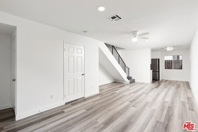 Photo - 6616 Sylmar Ave