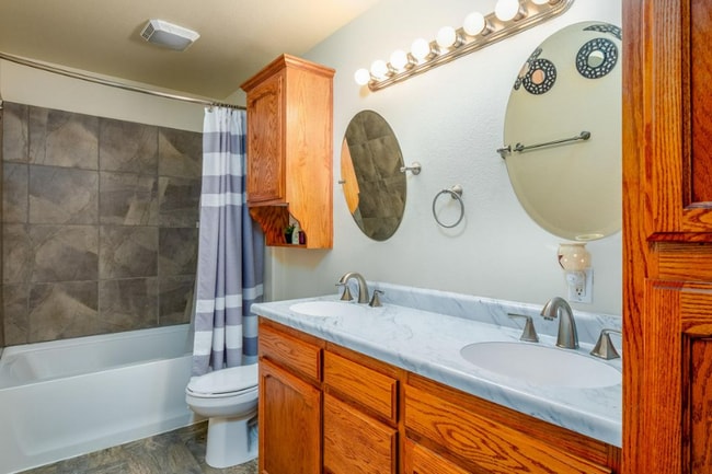 Photo - 700 W Bridle Ln