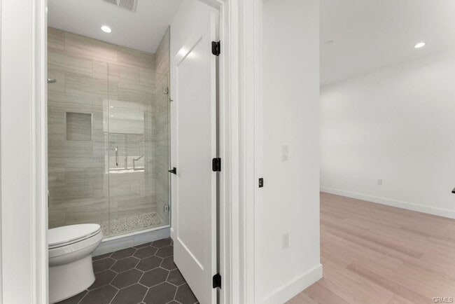 Photo - 2155 Glenada Ave